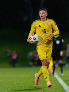 WELCOME BACK NEWS: Everton FC definelder Vitalii mykolenko has finally come back after he was sacked for disobeying his…. see more - Blog 