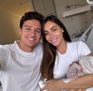 IT'S OVER BETWEEN US: Everton FC midfielders Idrissa Gueye has finally separated with his wife after she was caught red handed sleeping with his.... see more - Uncategorize 